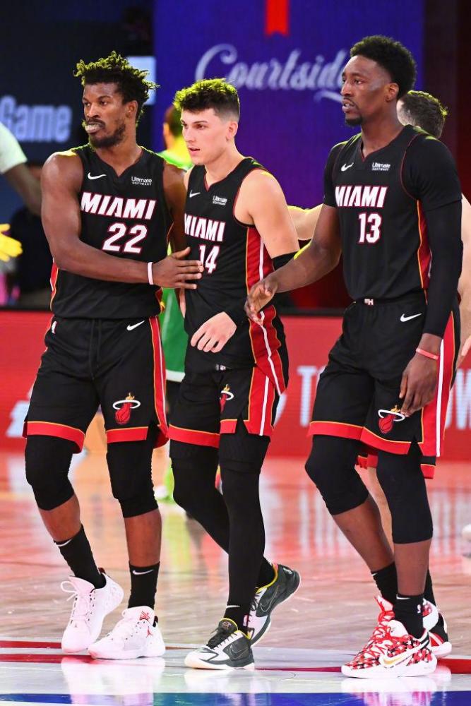 边后卫内收 边后卫内收